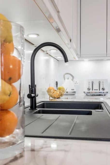 House 10 Mins To Tower Bridge Hot Tub & Parking Villa London Exteriör bild